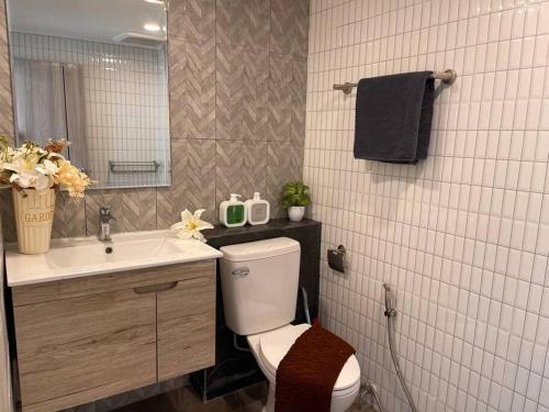 un baño con inodoro y lavabo en Private house with Pagoda view, near Grand Palace, en Bangkok