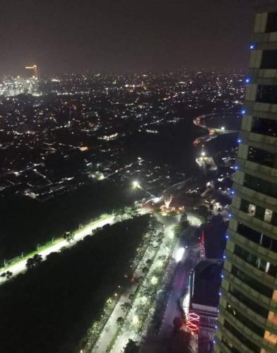 - une vue sur la ville la nuit avec des lumières dans l'établissement AP Living Grand Kamala Lagoon Bekasi, à Pekayon Satu