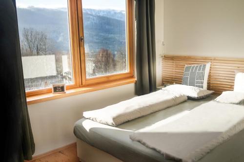 2 Betten in einem Zimmer mit Fenster in der Unterkunft Apartman Beranek Sumava in Železná Ruda