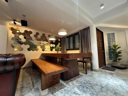a lobby with a wooden table and a couch at Cozy home @ Chatcuchak/中文服务 in Bang O