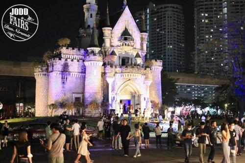 a group of people standing in front of a building at Cozy home @ Chatcuchak/中文服务 in Bang O