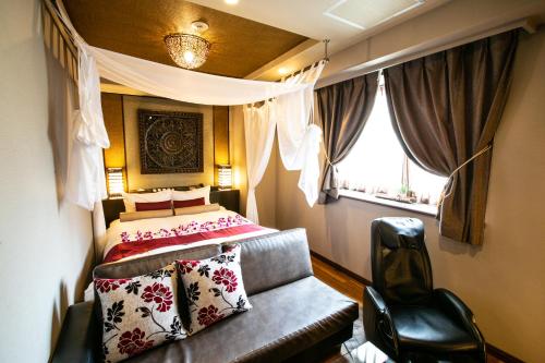 Un pat sau paturi într-o cameră la Hotel Balian Resort Higashi Shinjuku (Adult Only)