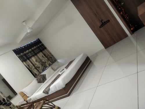 een kamer met een bank met kussens erop bij Surbhi Hotel And Restaurant in Rajkot