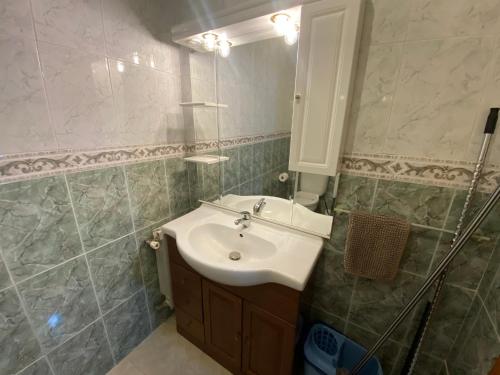 y baño con lavabo y ducha. en Casa Pumba, en San Martín de la Vega