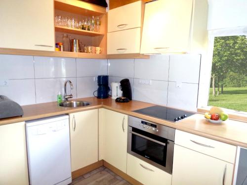 Dapur atau dapur kecil di Fee 5 pers Modern holiday home with sauna and fenced garden
