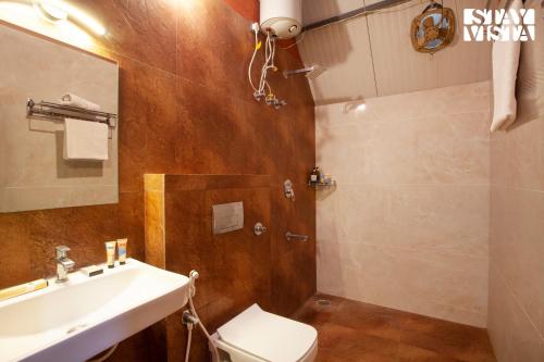 Koupelna v ubytování StayVista at Golden Triangle with Bonfire, kabini River View & Comp Beakfast