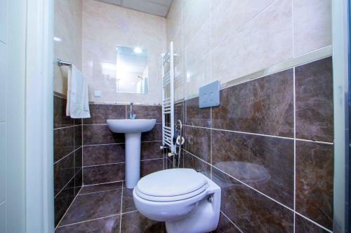 uma casa de banho com um WC e um lavatório em seyir royal em Kayseri