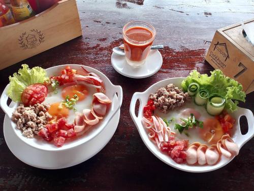 una mesa con dos tazones de comida y una bebida en กอบสุข รีสอร์ท2 k03 en Ban Ton Liang