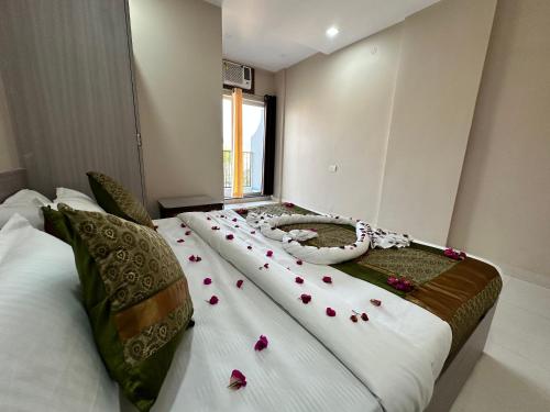 una camera con due letti con fiori sopra di SASA INN a Jamshedpur