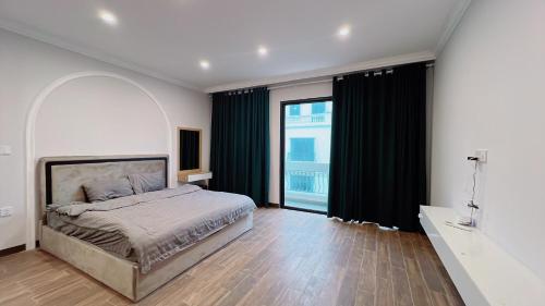 Un pat sau paturi într-o cameră la Seaside Villa w/ View