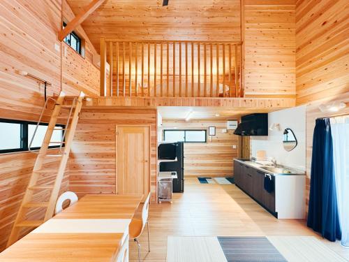 - une cuisine avec des murs en bois et un escalier dans une chambre dans l'établissement "ヒトツル"Hitotsuru in Setouchi, à Momojima
