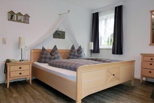 Schlafzimmer mit einem Bett und einem Fenster in der Unterkunft Gästehaus Frankenwaldhof in Bad Steben