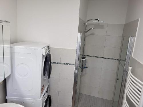 a bathroom with a toilet and a shower at Einzelwohnung im EG mit Terrasse und AC in Osterburg Siedlung