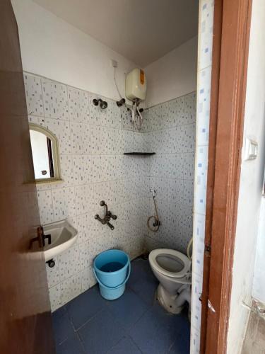 Baño pequeño con aseo y lavamanos en One room with kitchen, WiFi and washing machine, en Bangalore