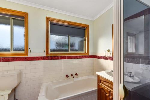 uma casa de banho com uma banheira, um WC e um lavatório. em Sea Renity - Pet Friendly em Robe