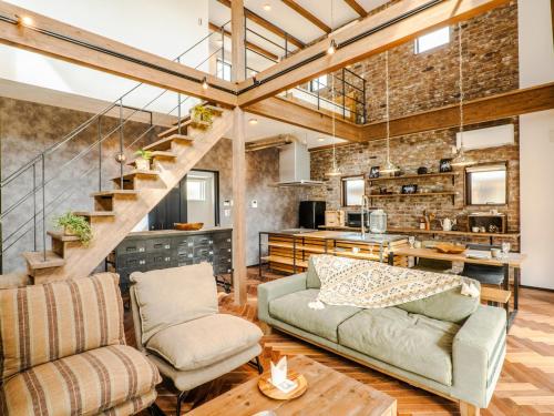 uma sala de estar com um sofá e uma escada em AMAZING LIFESTYLE GLAMPING HOTEL - Vacation STAY 48572v em Nagahama