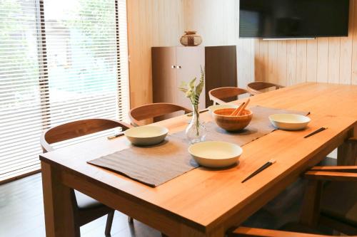 een houten tafel met vier kommen erop bij Setouchi Hitotsuru HITOTSURU - Vacation STAY 13561v in Onomichi