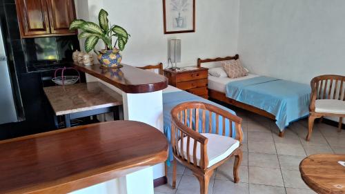 - un salon avec une chambre dotée d'un lit et d'une table dans l'établissement CHEZ LORNA 3 nights or plus, à De Quincey Village
