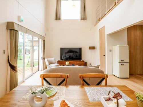 eine Küche und ein Wohnzimmer mit einem Tisch und Stühlen in der Unterkunft AMAZING LIFESTYLE GLAMPING HOTEL - Vacation STAY 44042v in Nagahama