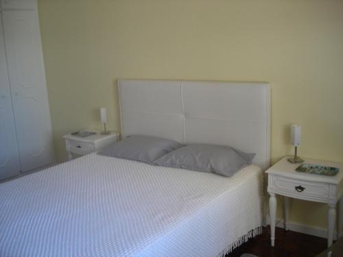 1 dormitorio con 1 cama blanca grande y 2 mesitas de noche en Shearwaternest Apartment AL, en Funchal