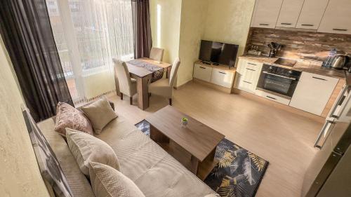 ein Wohnzimmer mit einem Sofa und einem Tisch in der Unterkunft Апартамент Панчо in Sofia