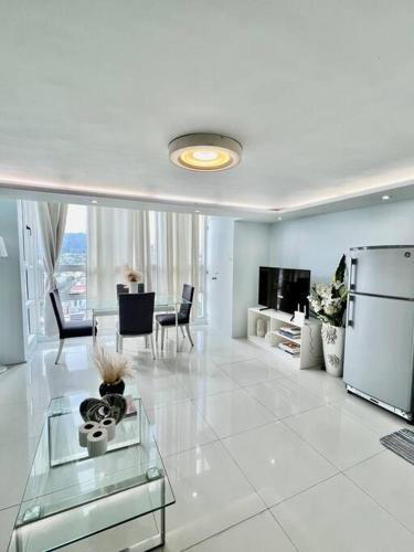 Μια τηλεόραση ή/και κέντρο ψυχαγωγίας στο 2BR Unit at the Center of Cebu