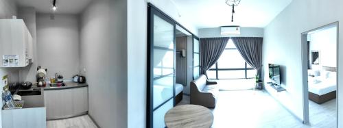 um quarto com uma janela e um quarto com uma cozinha em Jesselton Quay by Miraton Lodge 1 em Kota Kinabalu