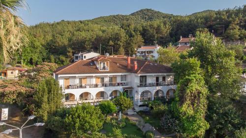 una vista aérea de una casa en las montañas en Liotopi, en Olympiada