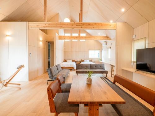 ein Wohnzimmer mit einem Sofa und einem Tisch in der Unterkunft AMAZING LIFESTYLE GLAMPING HOTEL - Vacation STAY 48581v in Nagahama