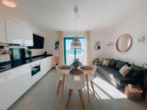 cocina y sala de estar con mesa y sofá en Casa Rosalía II in Puerto del Carmen en Tías