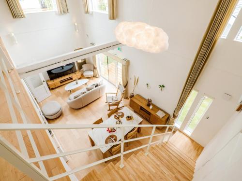 una vista aérea de una sala de estar con techo en AMAZING LIFESTYLE GLAMPING HOTEL - Vacation STAY 43987v, en Nagahama