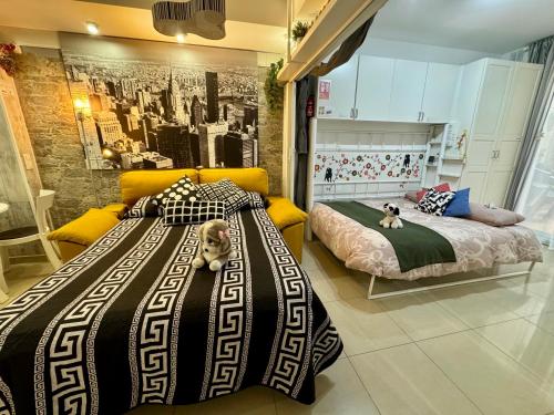 BADAROSA House10min to BARCELONA City&NearTo BEACH في بادالونا: غرفة نوم بسريرين وبقطة ملقاة على السرير