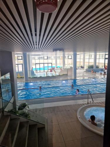 uma grande piscina interior com pessoas em Apartament Kołobrzeg Aqua Polanki em Kolobrzeg