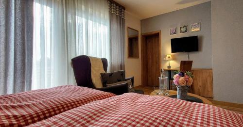 ein Hotelzimmer mit einem Bett und einem TV in der Unterkunft Waldhotel am Turm 
