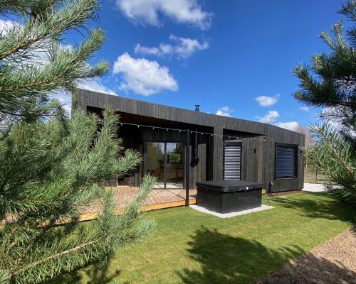 a wooden house with a bench in a yard at Sankakkei 1 - Lewy Brzeg Narwi in Burlaki