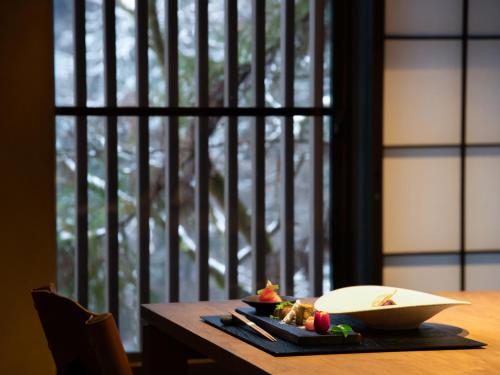 旅館の敷地内または近くでの食事または食べ物