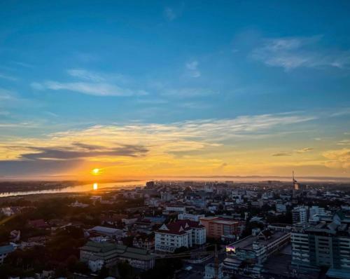 - une vue sur une ville avec le coucher du soleil en arrière-plan dans l'établissement Wanxiang center, à Vientiane