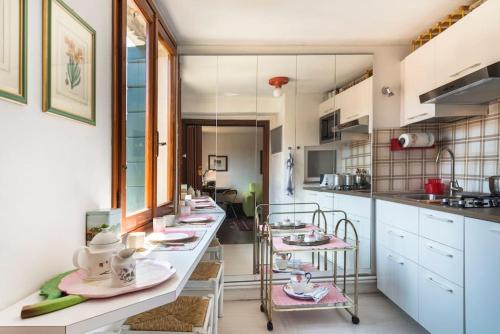 una cucina con un lungo tavolo e stoviglie di Incredible location in San Marco's Square, Venice a Venezia