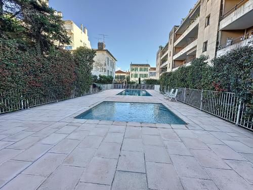 une piscine au milieu d'une cour dans l'établissement PON2 - 2 pièces avec piscine et terrasse, à Cannes