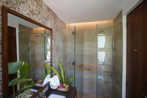 y baño con ducha acristalada y lavamanos. en Pandan Villas, El Nido, en El Nido