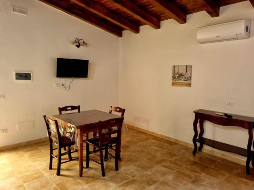 ein Esszimmer mit einem Tisch und einem Klavier in der Unterkunft marco apartment in Lampedusa
