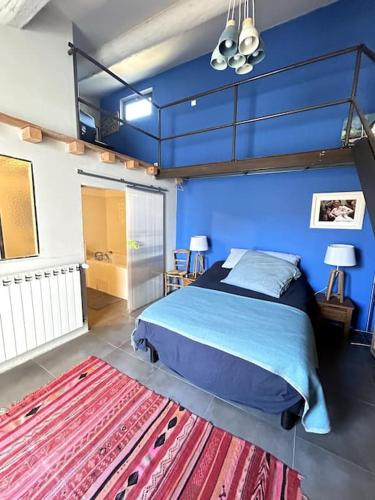 - une chambre bleue avec un lit et un tapis rouge dans l'établissement 