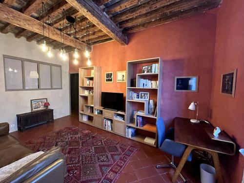 Μια τηλεόραση ή/και κέντρο ψυχαγωγίας στο "Le couvent bleu" Arles arènes Terrasse