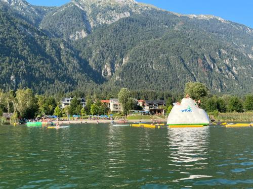 un gran barco en el agua cerca de una playa en Apartments De Luxe Schluga en Hermagor