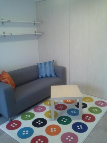 uma sala de estar com um sofá e uma mesa num tapete em JANA apartments em Bratislava
