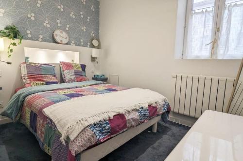 une chambre avec un lit et une fenêtre dans l'établissement Cosy Olympe - 1CH - Hyper Centre Quartier des Halles, à Pau