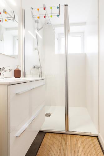 une salle de bain blanche avec une douche et un lavabo dans l'établissement Sainte-Anne - Maison - Wifi - Parking, à Sainte-Anne-d'Auray