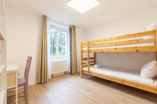 a bedroom with a bunk bed and a desk at Sainte-Anne - Maison - Wifi - Parking in Sainte Anne d'Auray 