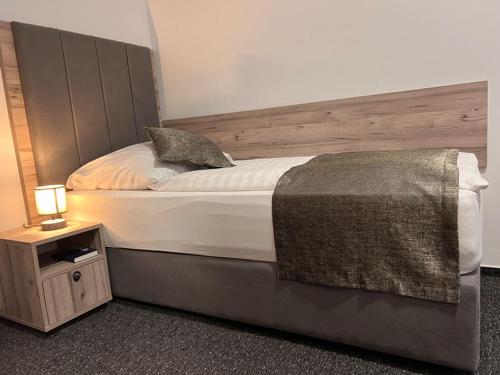 Säng eller sängar i ett rum på Hotel Dietrichsdorfer Hof