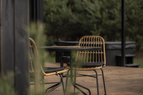 - une terrasse avec 2 chaises et une table dans l'établissement Sankakkei 2 - Lewy Brzeg Narwi, à Burlaki